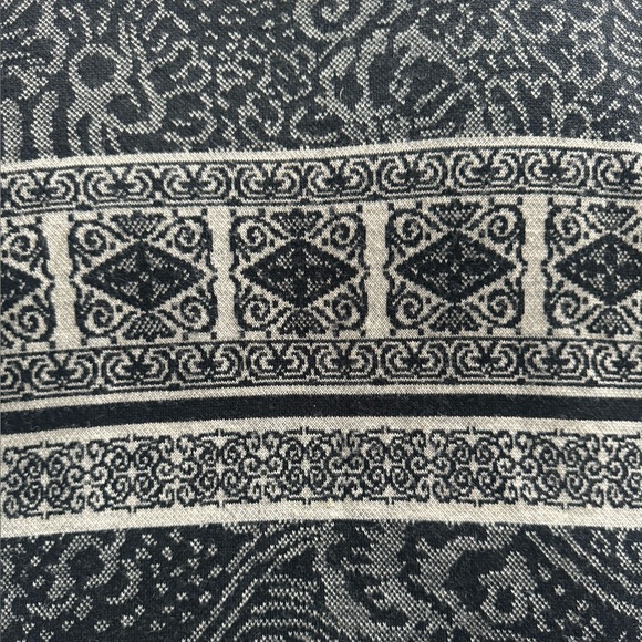 Black and Gray Patterned Sweater - Picture 3 of 3